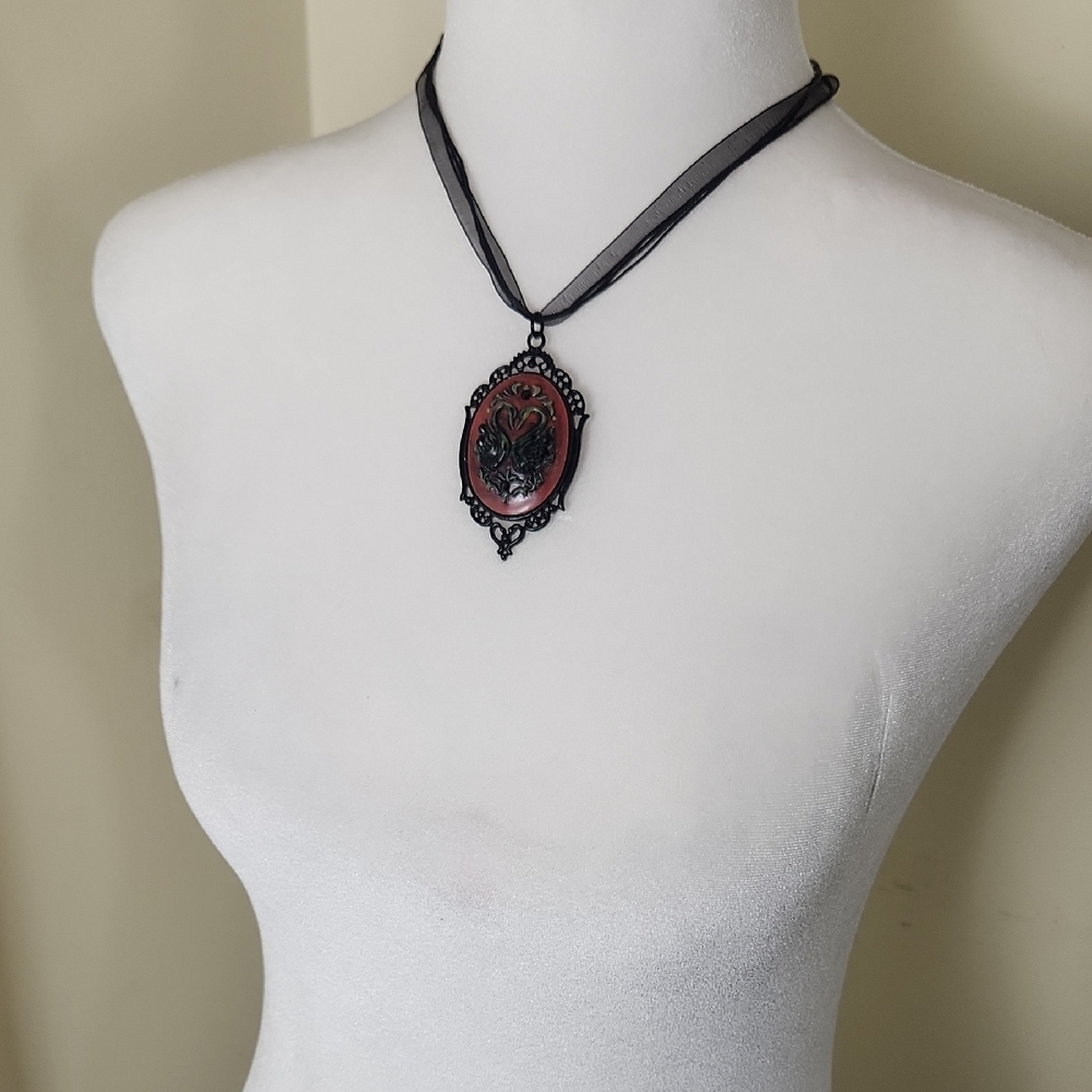 Black and Red Swan CameoPendant Necklace On Ribbon - Picture 7 of 7